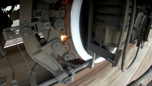 高速行驶中的火车紧急制动,闸瓦紧合,磨出火花