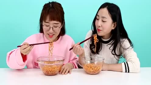 小伶玩具之刚吃第一口最辣火鸡面就开始喷火了