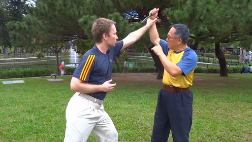 68岁太极高手展示"空手夺刀",实战技击打破太极无用论