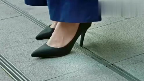 01:28简 介:沈阳:街拍连衣裙女孩高跟鞋被路边网子 卡住高跟鞋鞋