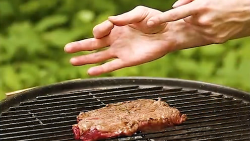 bbq大神几个手势教你判断牛排几分熟,以后聚餐你也可以当大厨了!