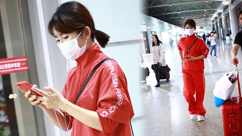 谢娜深夜下班回家一路玩手机红色运动装活力十足 时尚潮流 腾讯视频