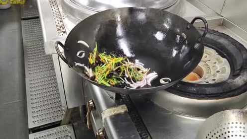 看看这酒店厨师长炒菜,这过程不愧是大厨,颠勺技术太棒了