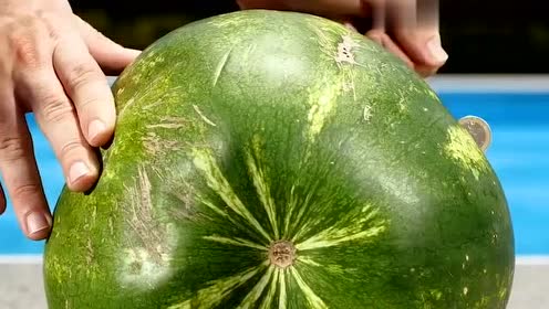 徒手劈西瓜是有技巧的,教你徒手劈西瓜