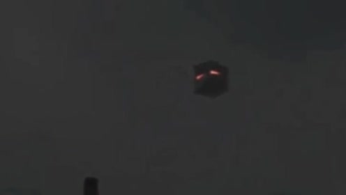 网友在夜间拍下神秘UFO降落画面，这画风太诡异！的图片