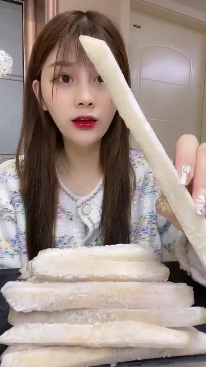 兔子姐姐吃冰冻雪莲果,脆脆的声音真好听,网友:好漂亮的姑娘