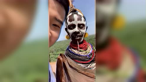 非洲原始部落:斑马族,真的是画风奇特,居然在脸上画画!