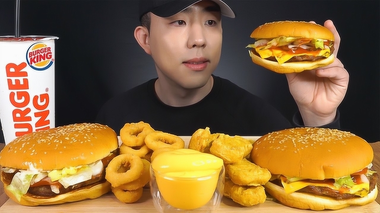 韩国吃货小哥,吃汉堡包,洋葱圈,炸鸡块,看看这吃法,太馋人了