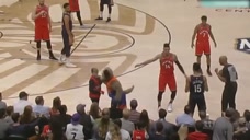 NBA轻松一刻：格林踢吉祥物尾巴太搞笑了