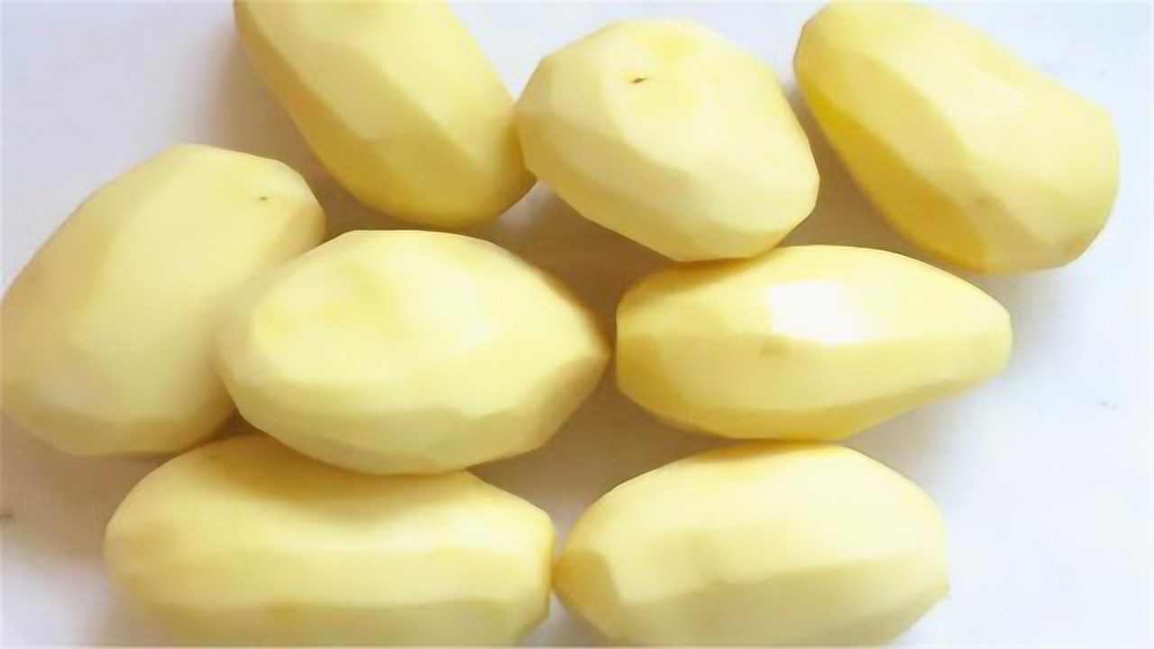 土豆去皮太简单了!姑娘用一张纸,轻松去皮又快速,早学会早受益