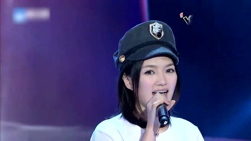 长腿美女唱《爱要坦荡荡》,改编太独特,四位导师同时转身