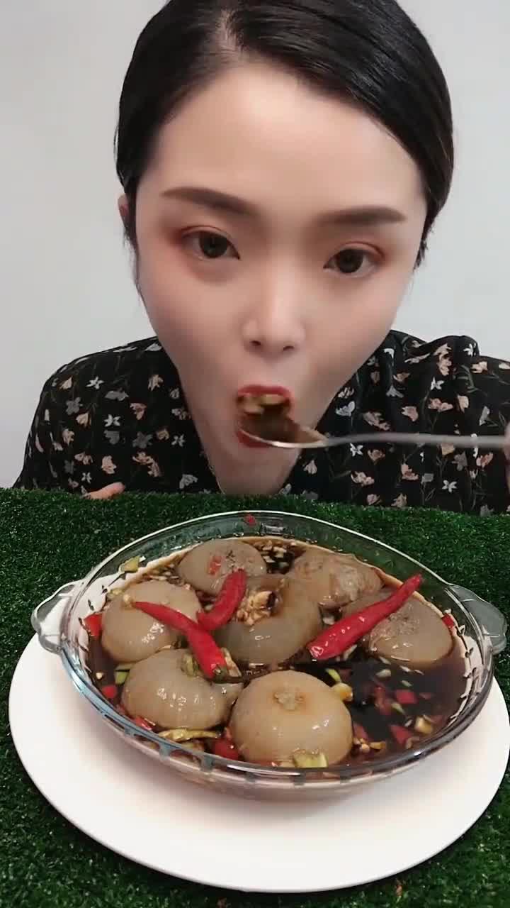 看看这个吃货大姐吃的东西,看起来就很好吃,网友看不出来