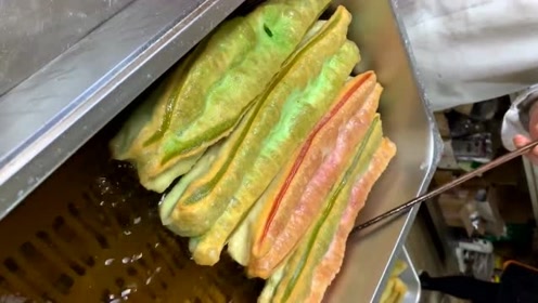 老板别出心裁,多彩果蔬油条,两块一根,天天能卖一千来根,火爆了!