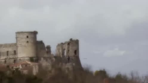 实拍废弃古堡上空UFO追逐画面，这个视频太珍贵！