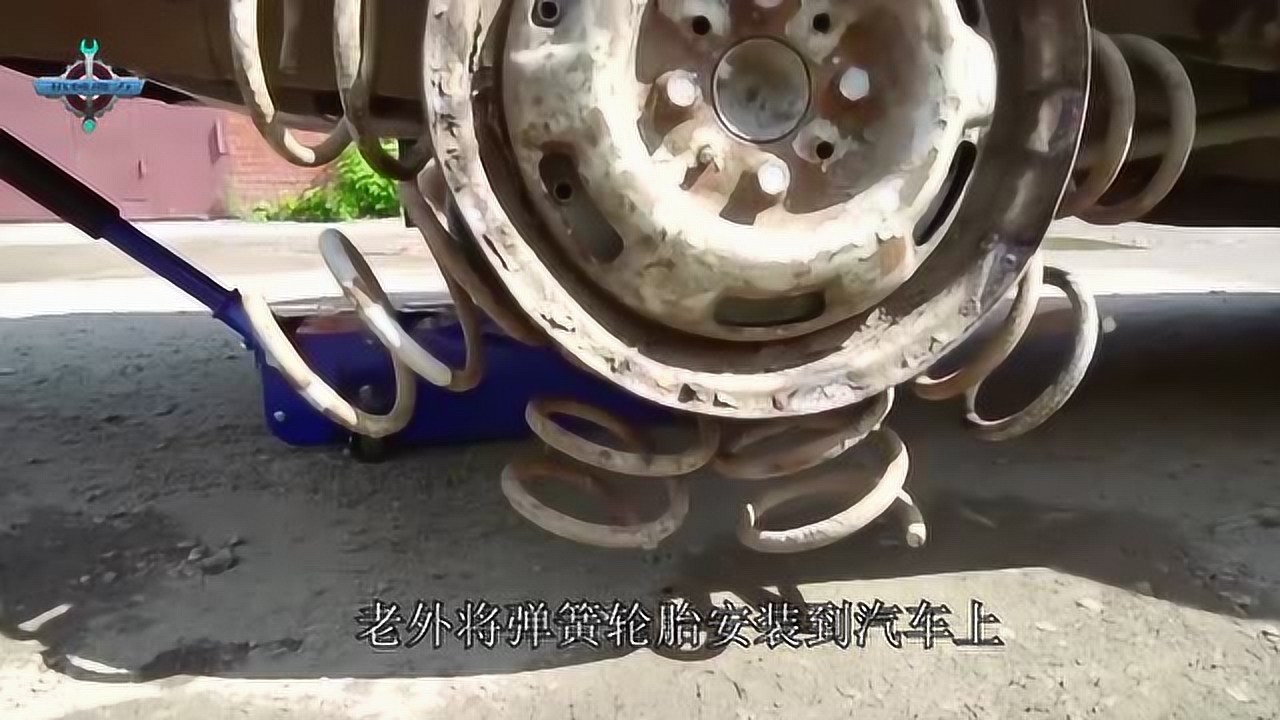 老外将弹簧装在轮胎上,启动上路后,网友:隔夜饭都得颠出来