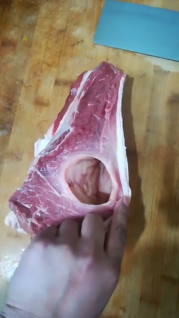 三百块买的牛肉,结果切开后竟有个大洞,是不是长了肿瘤的呢