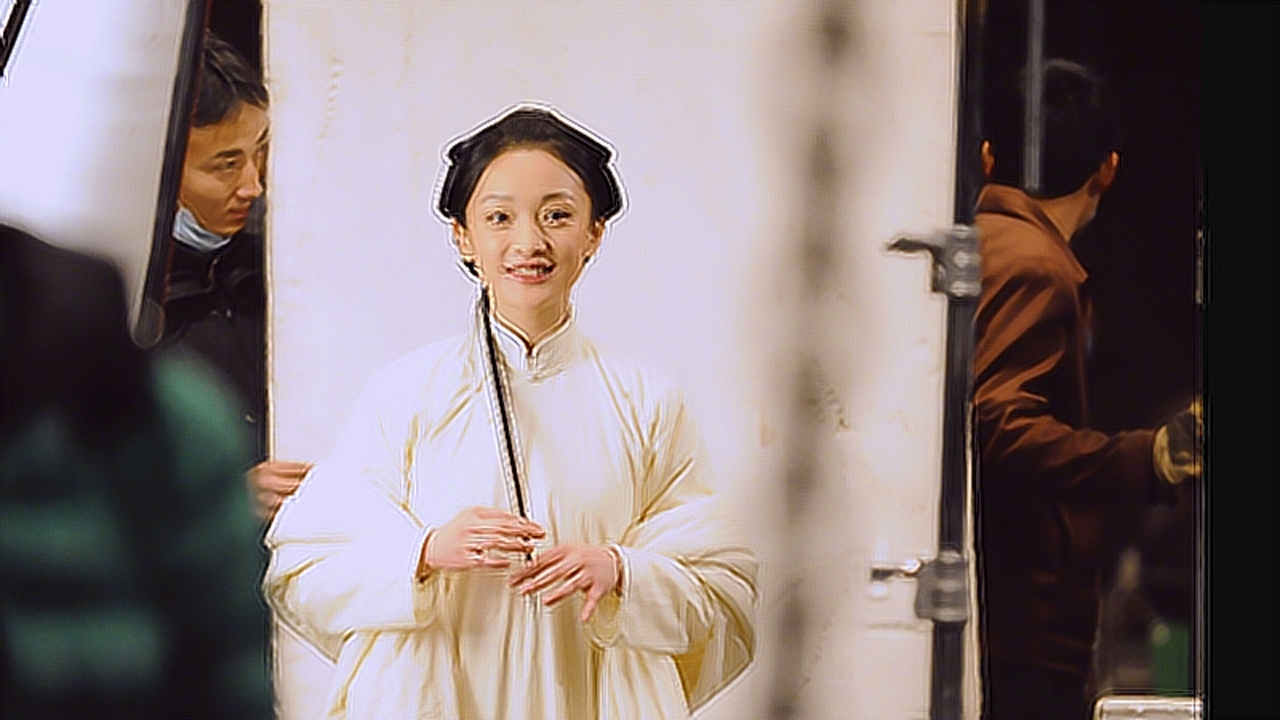 《苏乞儿》曝早年片场照 周迅白裙超仙做鬼脸活泼可爱