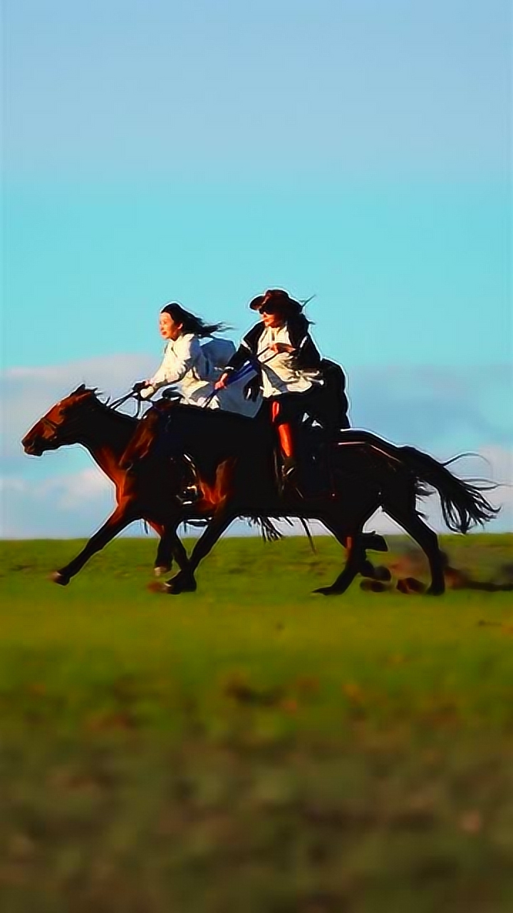 美女跟当地人比赛骑马,速度不相上下,气势差了点!