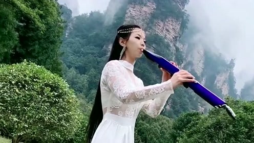 美女电吹管演奏《铁血丹心》,饱含情感的曲调,听得心都醉了!
