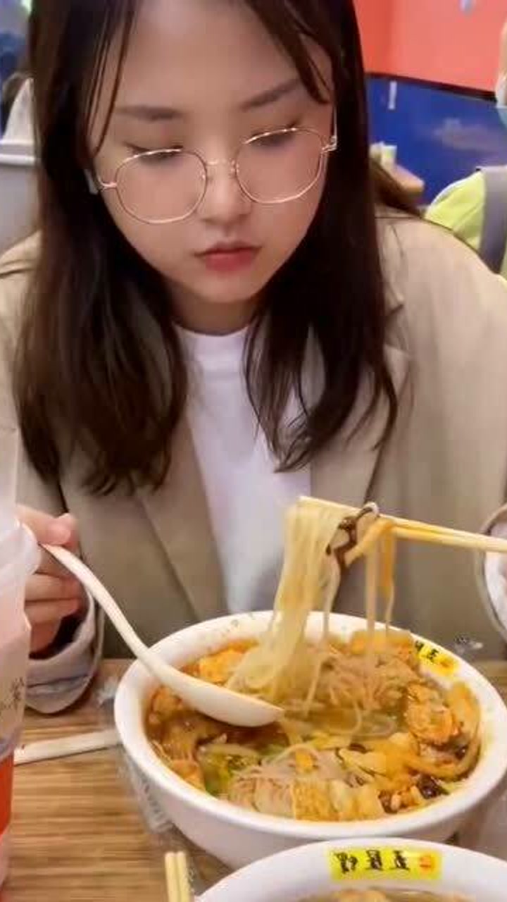 美女这个吃饭的表情真是好看,饭真的有那么好吃吗