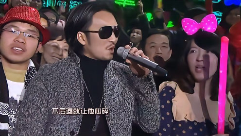 谢霆锋张柏芝模仿者同台献唱,墨镜一戴,和本人太像