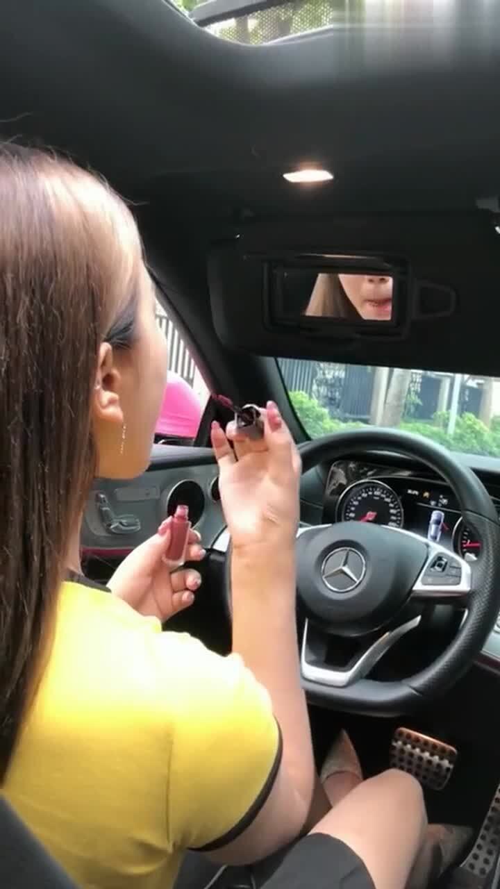 妹子开豪车装白富美被揭穿,糗大了