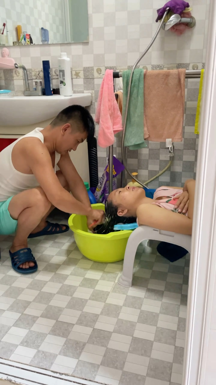 当初不顾父母反对自己选的老公,看我月经疼的直不起腰给我洗头,让我