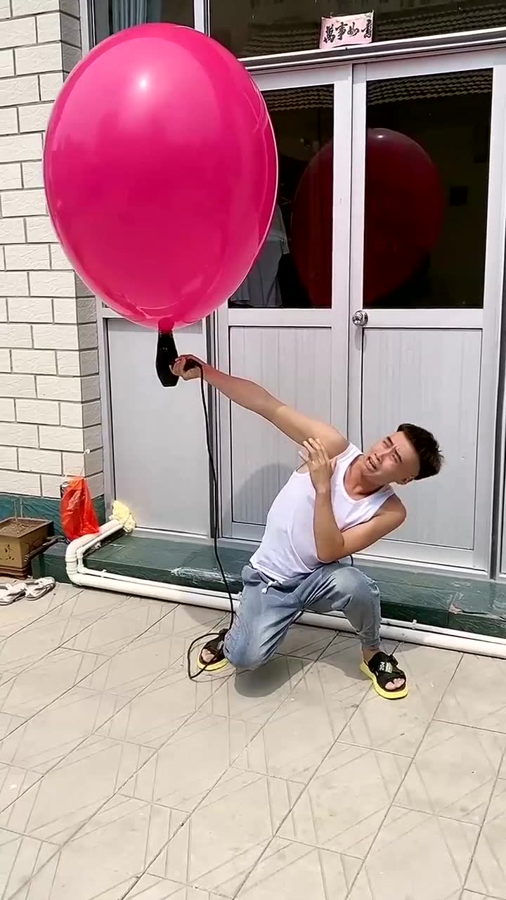 挑战吹爆最大的气球,全程提心吊胆!