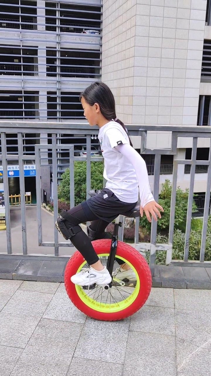小女孩学骑独轮车帅不过三秒!