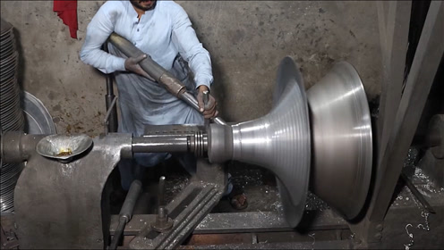 一块金属板高速旋转,压一下就变了形状,这就是金属旋压工艺