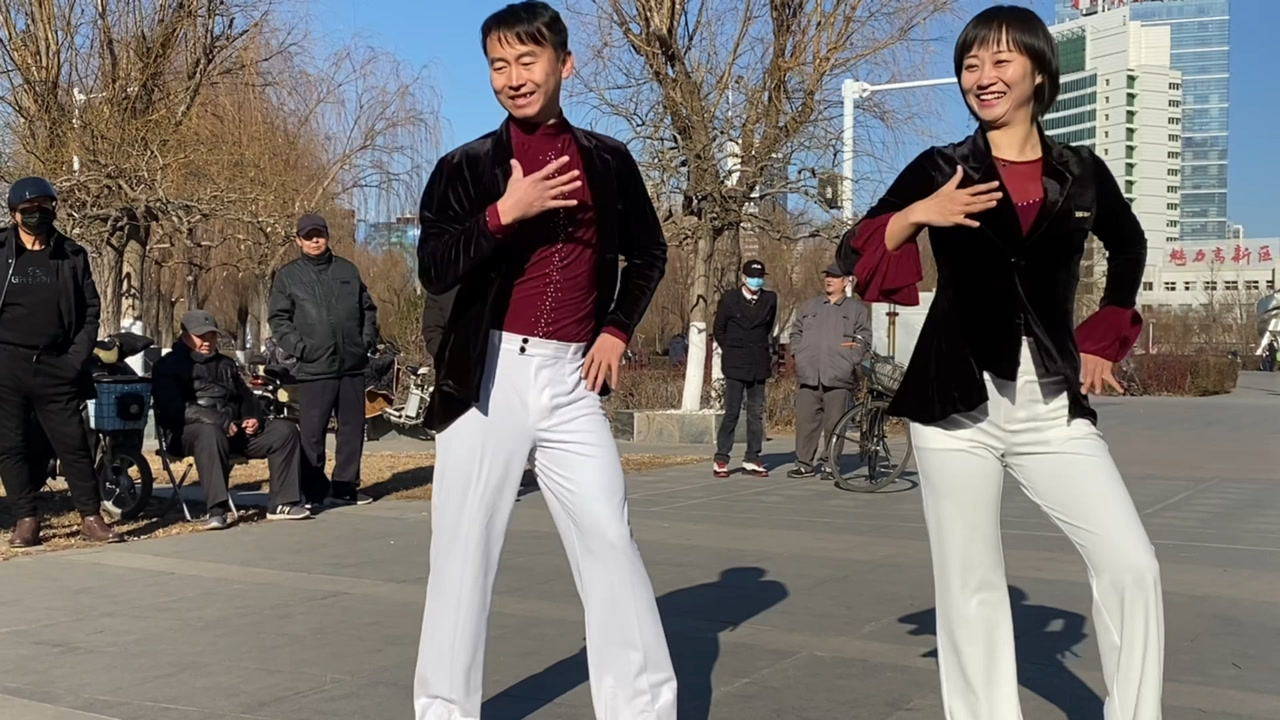 网红滨芳兄妹活泼可爱,元旦来到广场跳《扛过枪放过羊》,真开心!