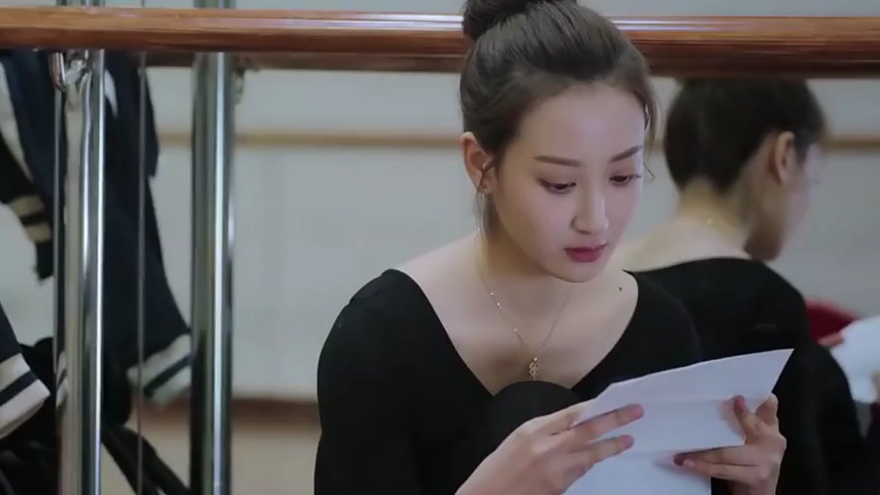 猎毒人:看着台上舞动的梦瑶,台下的云鹏满脸愧疚