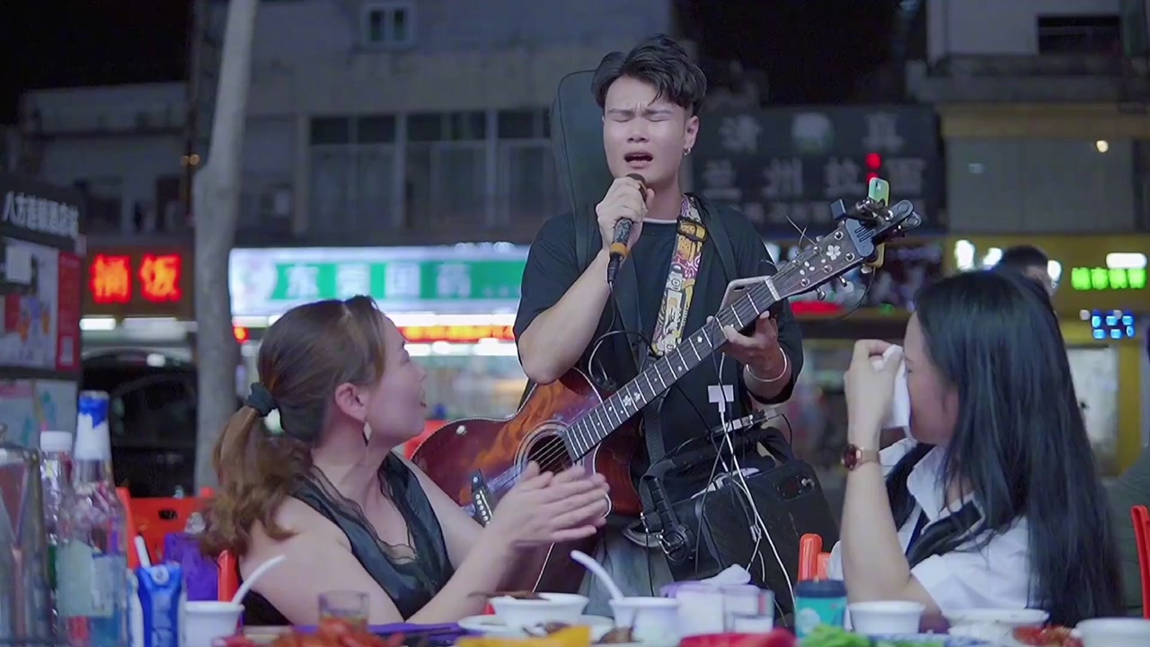 大排档歌手卖唱,唱《站着等你三千年》,美女听哭了