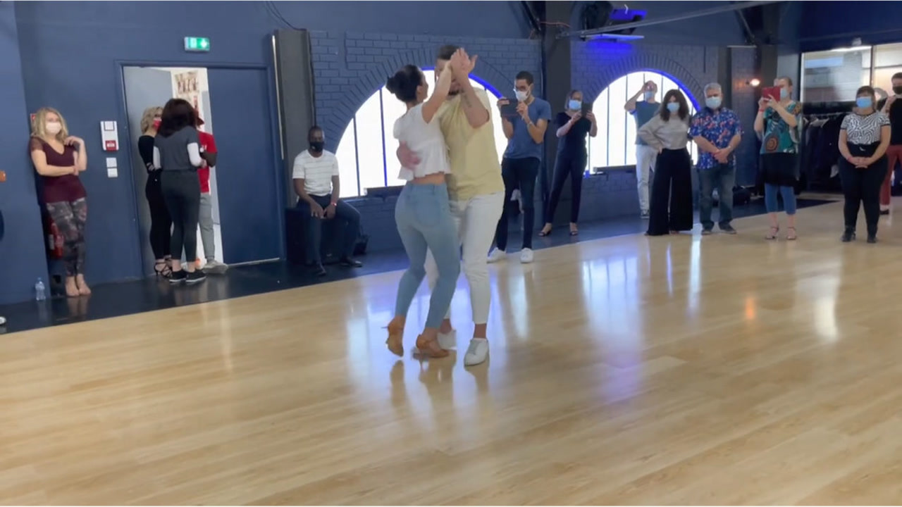 跳基宗巴舞穿牛仔裤最好看,小姐姐身材也太好了