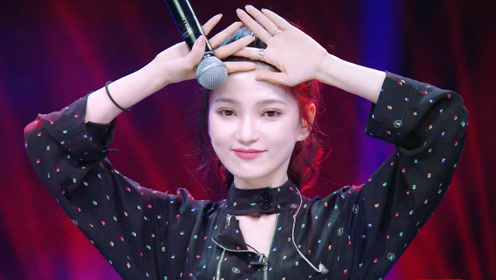 作为专业的歌手,丁丁演唱《我心已许》明显很吃力,选歌没选好