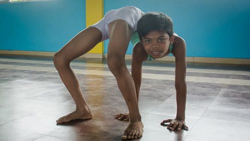 柔术男孩卷起身体还能做掌上压