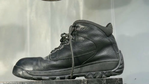 用液压机碾压钢头皮鞋,真不敢想象脚在里面是什么样,太吓人了