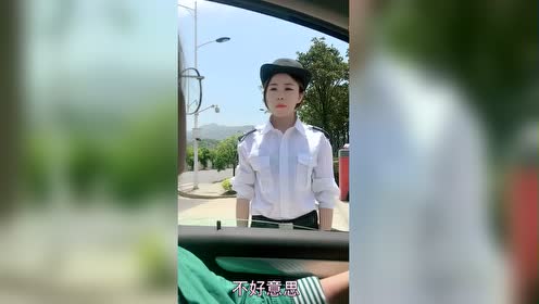 女董事长扮保安调查公司老虎,尽忠职守遭人门缝看人
