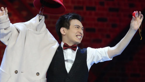 张霜剑来笑傲闯江湖,上演世界级的默剧,引来观众热烈的掌声