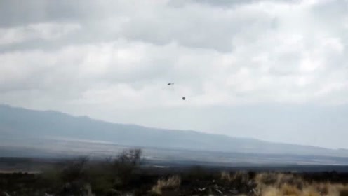 看呆了！网友路上偶遇直升飞机追逐球形UFO画面曝光的图片