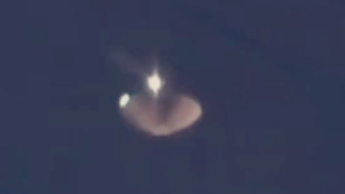 国外男子夜晚拍到天空中出现碟状的不明飞行物的图片