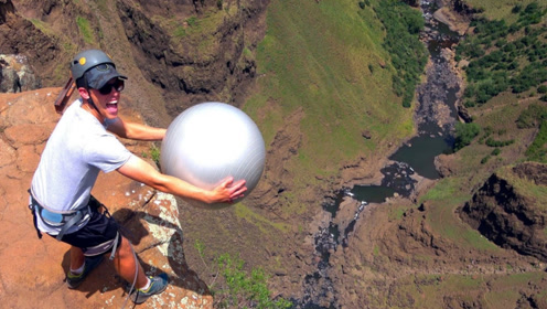 将大球抛向几百米深的大峡谷，感受奇妙的马格努斯效应！