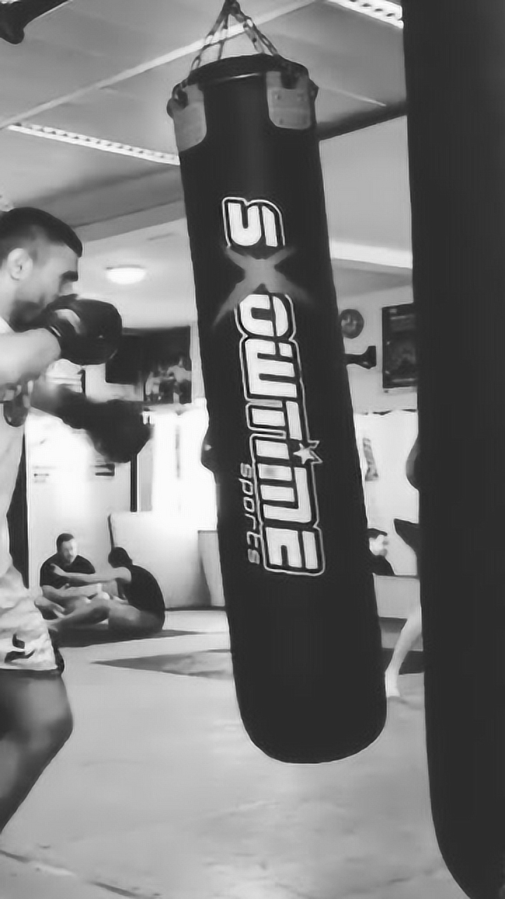 拳击手的练习,就是不停攻击沙袋