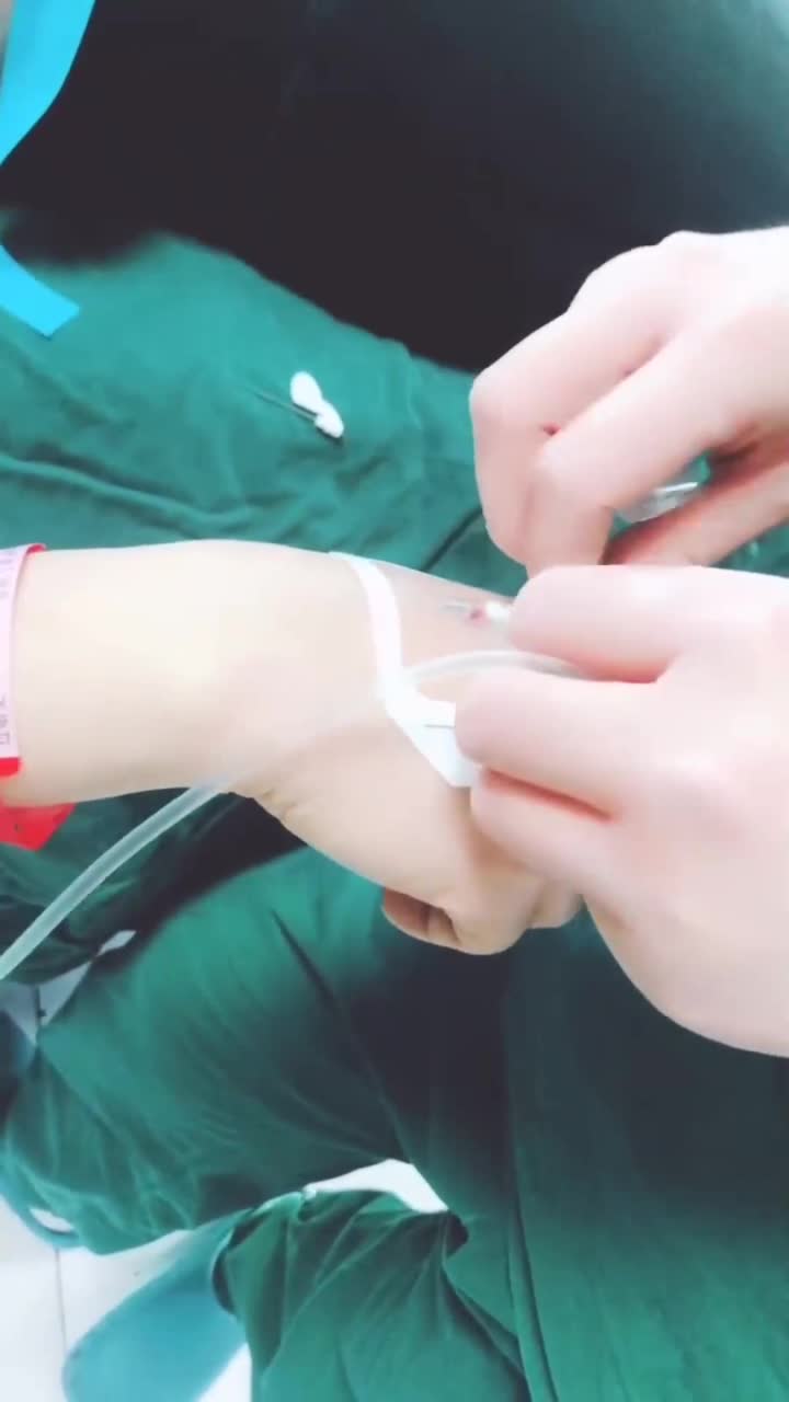 护士扎针:护士小姐姐一双巧手,针扎的不要太溜