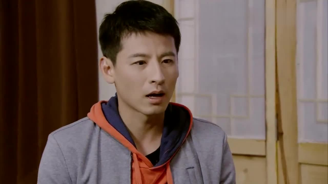 一阵敲门声,把正在吃饭的龙谷给吓怕,一不留神钻到桌子底下去了