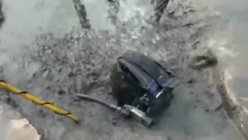 "水鬼"下井60多米,成功的把钻头捞上来,听说拽绳子的是他爸!
