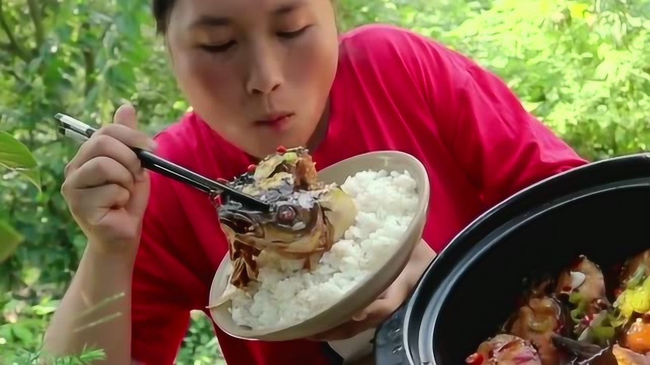 胖妹把草鱼身价"炒"火了!4斤重的草鱼砂锅里一焖,好吃到爆炸