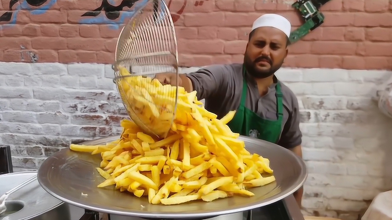 印度牌巨无霸炸薯条,一块钱一份,顾客拿着钱排队购买