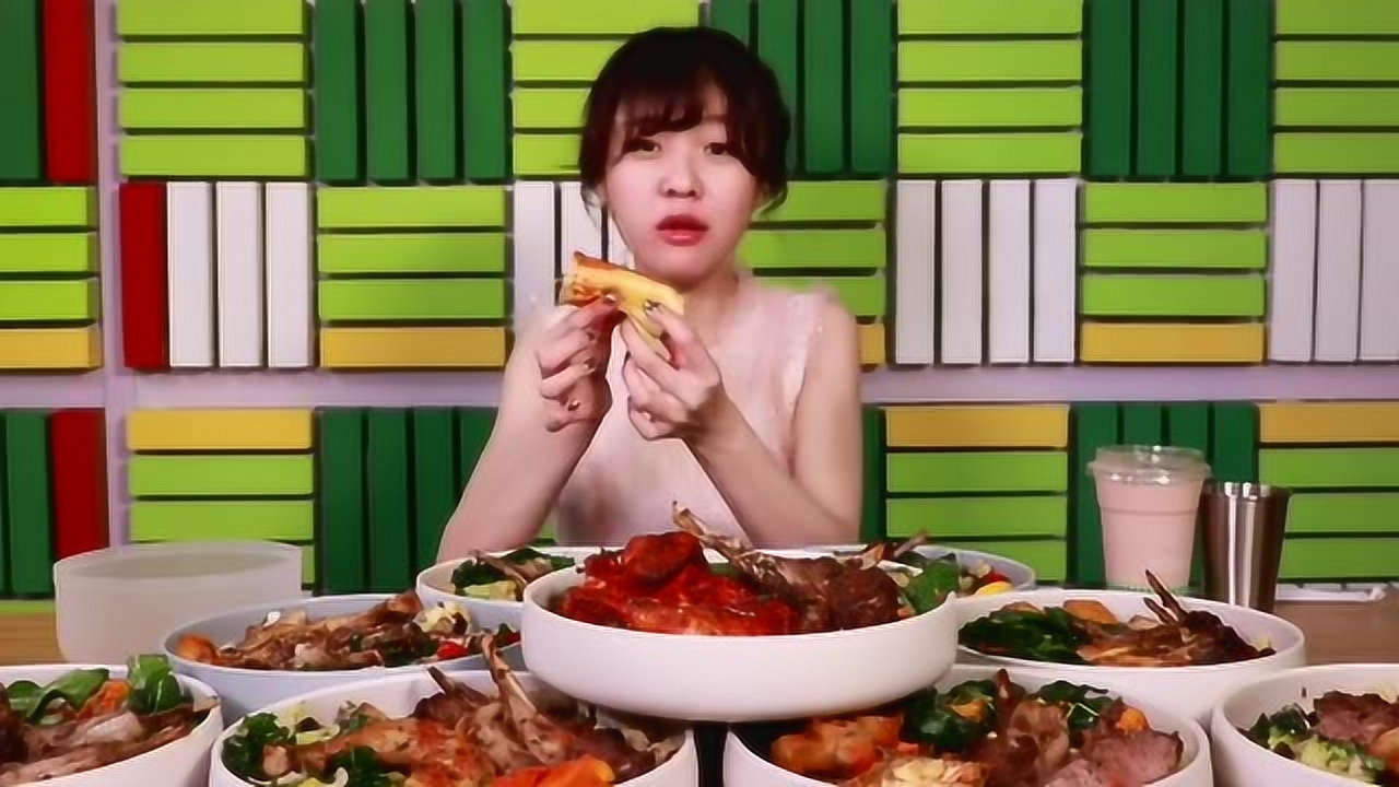 大胃王mini野餐新方式,小羔羊排整了一桌,先垫垫肚子而已?