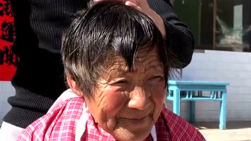 老奶奶八十多了,一年剪两次头发,我帮村里的老人和小孩剪一下头发!